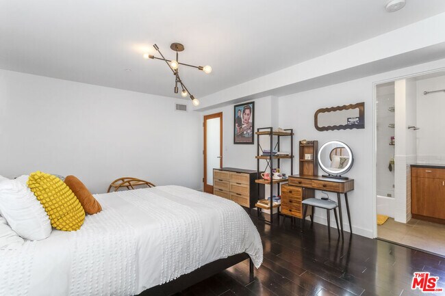 Building Photo - 900 N W Knoll Dr