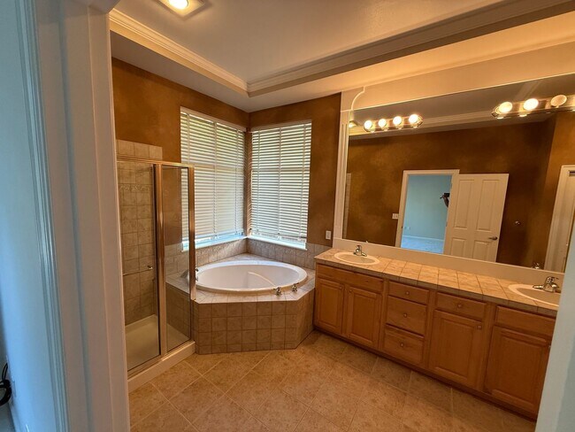 Building Photo - Updated Beautiful Mill Creek Home!