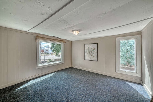 Building Photo - 426 E 11th St