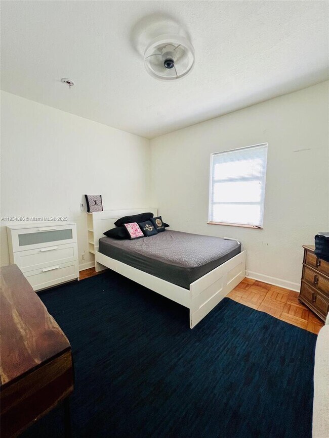 Building Photo - 2830 Pine Tree Dr