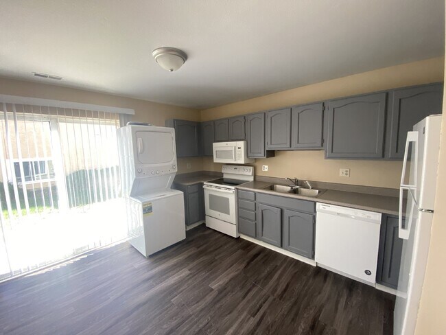 Building Photo - Cozy Condo Available NOW!