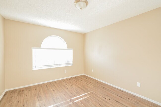 Building Photo - 803 Hillary Ct