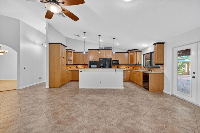 Building Photo - 1180 SW Mirror Lake Cove