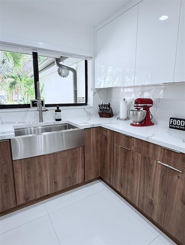 Building Photo - 9495 Dominican Dr