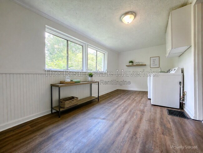 Building Photo - 404 N Seminole Dr