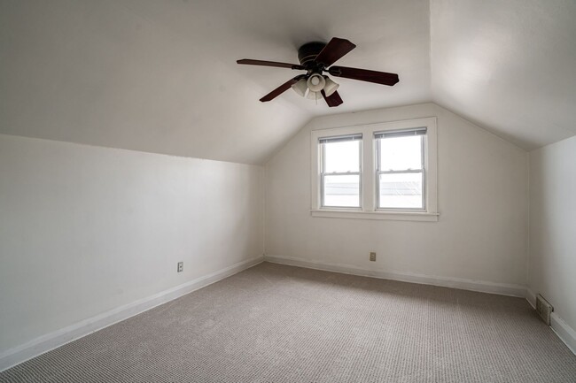 Building Photo - 3 Bedroom Single Family Home in West Allis