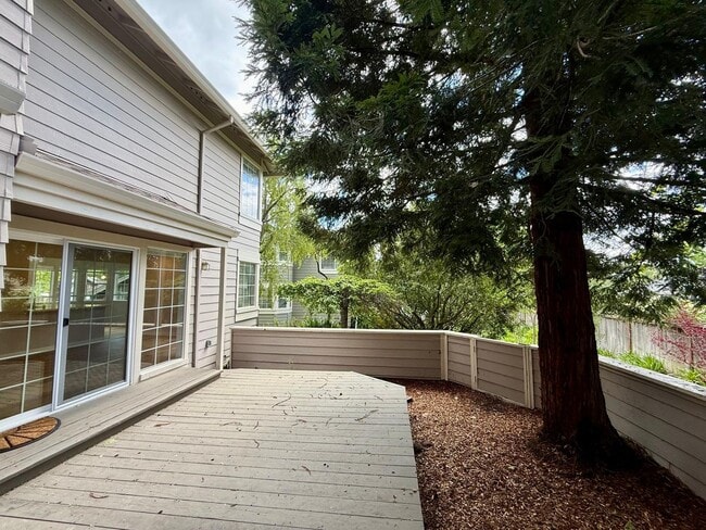 Building Photo - REMODELED FOUR BEDROOM / THREE BATH TOWNHOUSE IN COURTYARD AT PATRIDGE KNOLLS