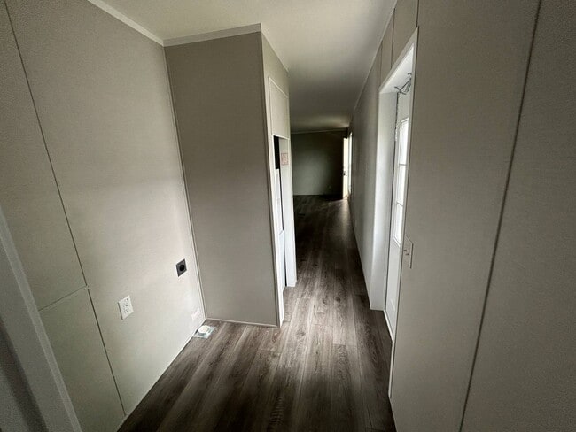 Building Photo - 666 Ascot Cir