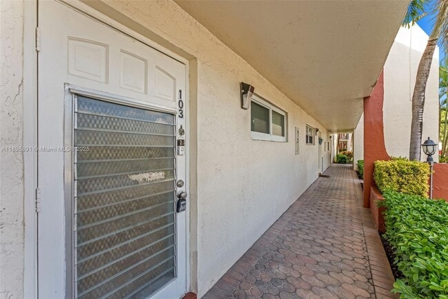 Building Photo - 9811 N Hollybrook Lake Dr