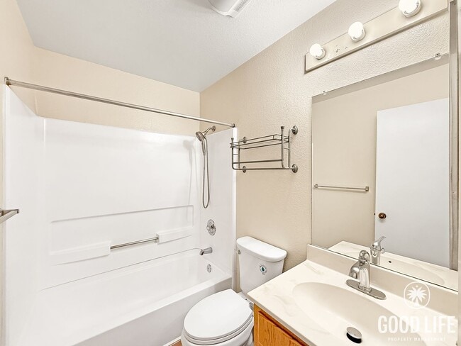 Building Photo - Modern Second-Story 2B/2BA in the Heart of San Diego with Resort-Style Amenities.