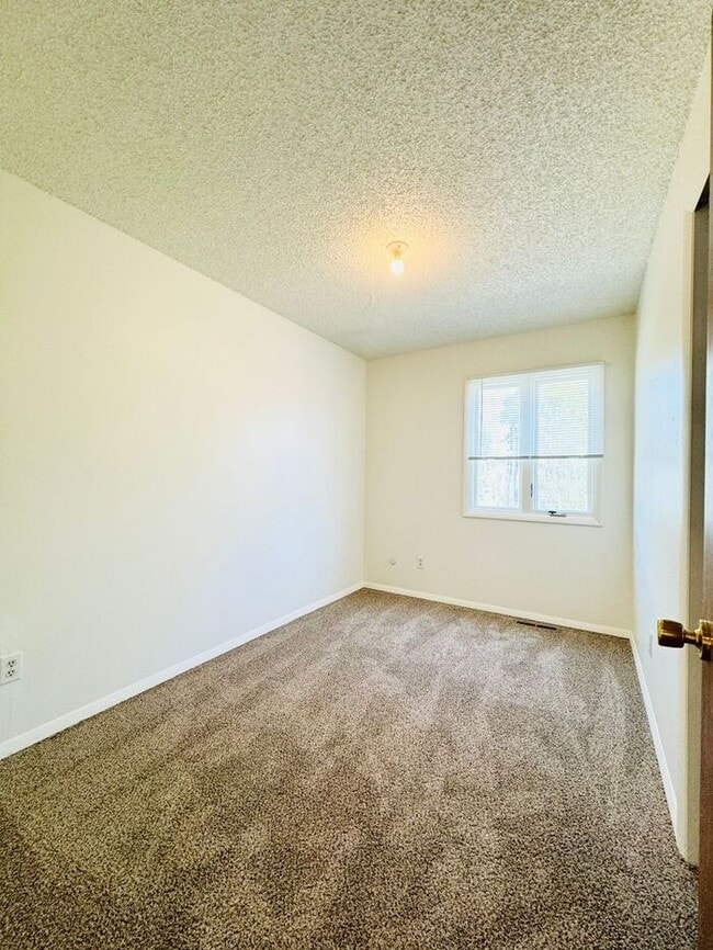 Building Photo - 3 Bedroom 2 Bath Tri-Level Home with 2 car...