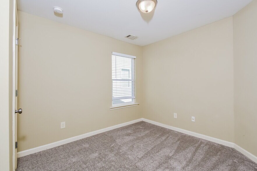 Building Photo - 504 Hill Crest Cir