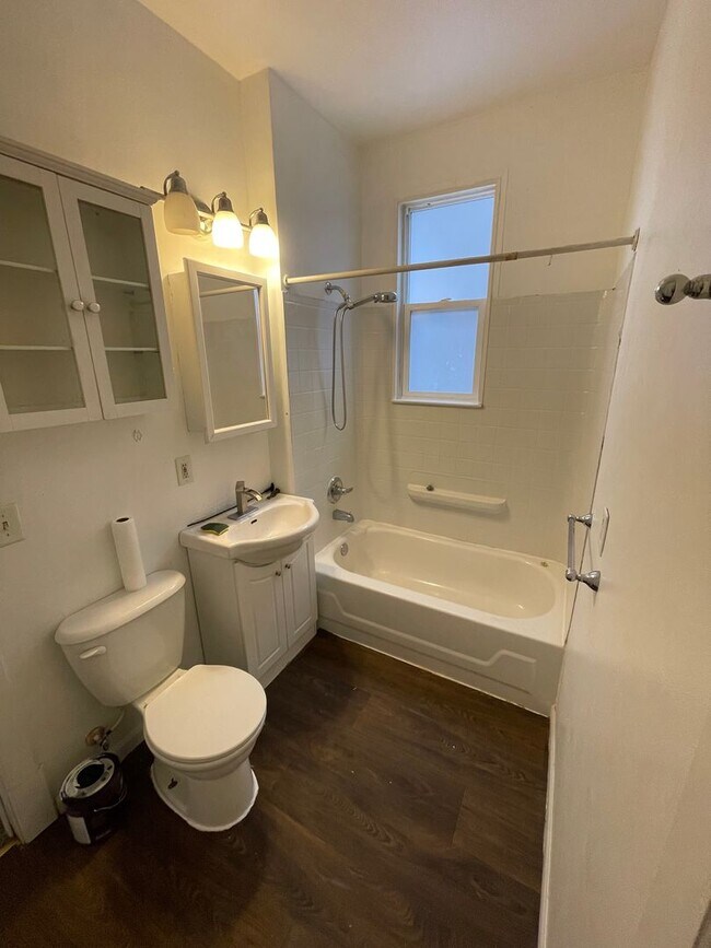 Building Photo - 1302 W 1st St