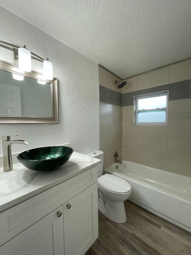 Building Photo - Beautifully Renovated 2/1 Duplex in Lake H...