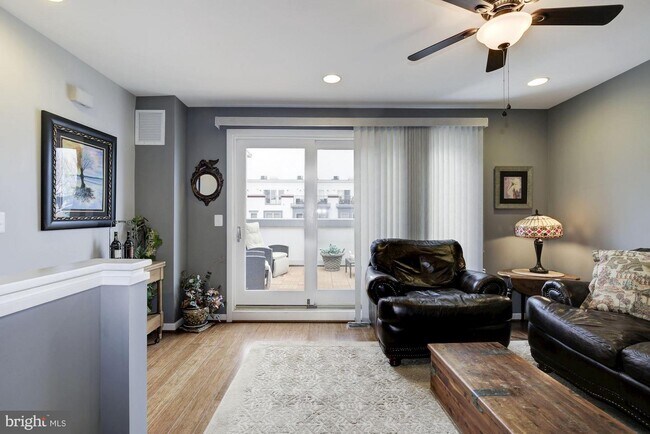 Building Photo - 930 N Columbus St