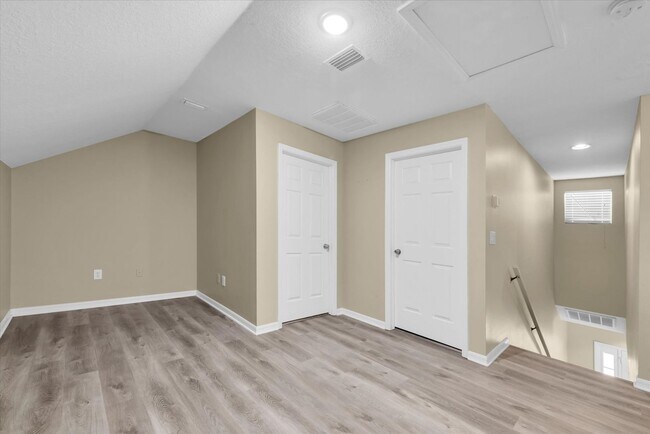 Building Photo - Updated 4BR with Bonus Room in Riverview!