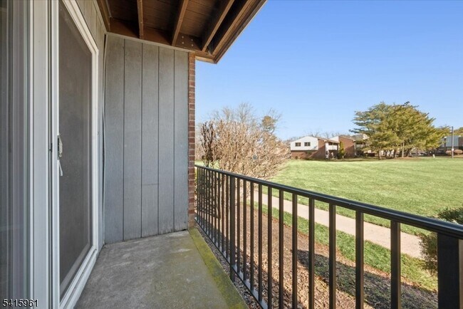 Building Photo - 807 Eves Dr