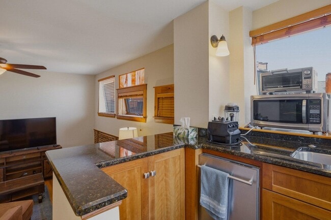 Building Photo - 5 Commercial Alley