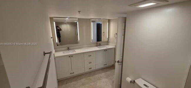 Building Photo - 509 E Sheridan St