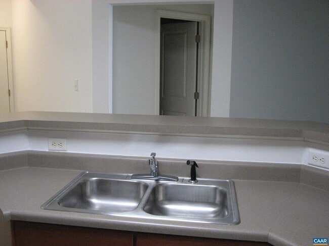 Building Photo - 700 University