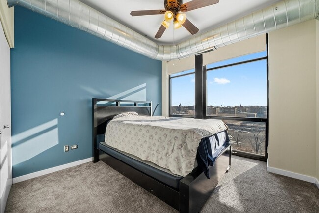 Building Photo - 1001 W 15th St