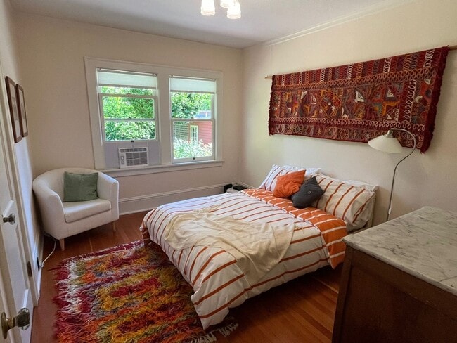 Building Photo - Updated 1926 4-bdrm/3-bath Sellwood bungal...