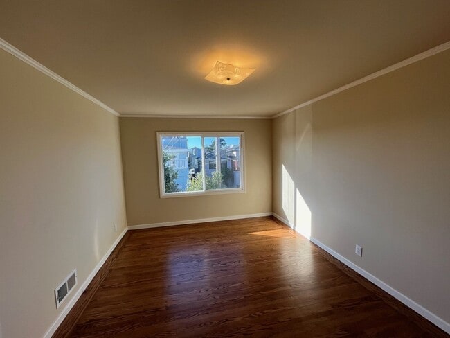 Building Photo - GORGEOUS, BEAUTIFULLY MAINTAINED 3 BED/2 B...