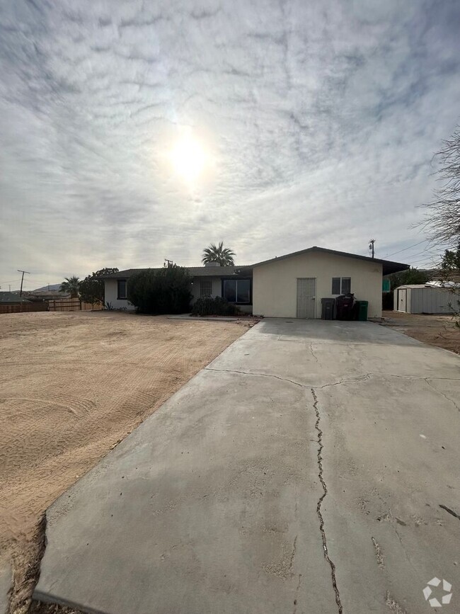 Building Photo - 3 Bedroom 2 Bathroom Home with 1 Bedroom 1...