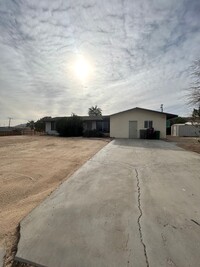 Building Photo - 3 Bedroom 2 Bathroom Home with 1 Bedroom 1...