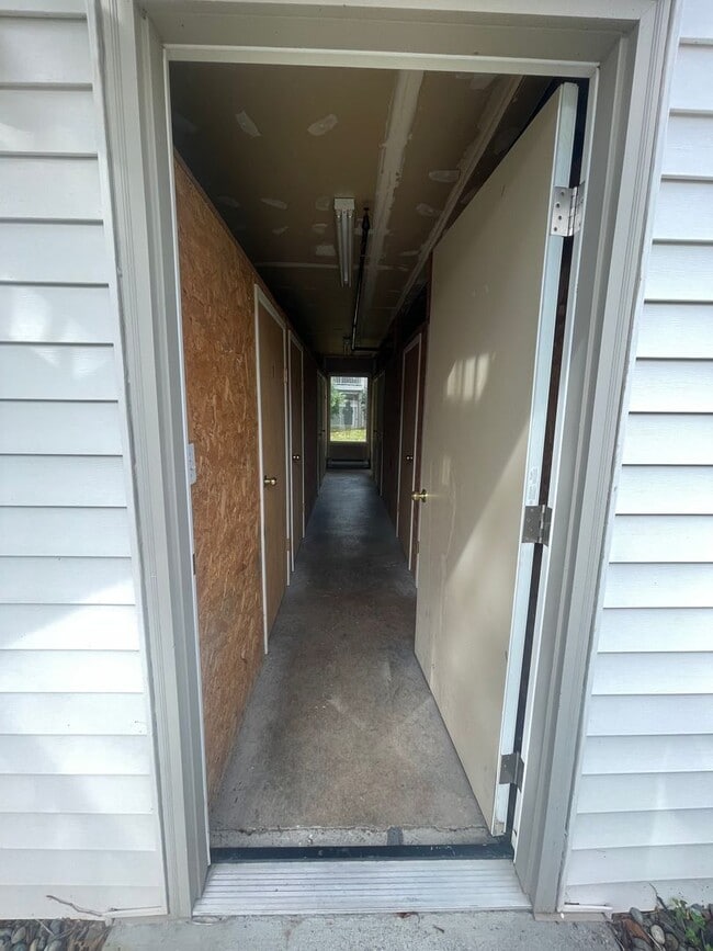 Building Photo - Sammamish - 3 BR, 2 BTH ground floor condo...