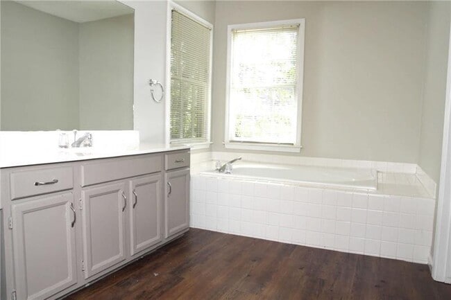 Building Photo - 3004 Tallowood Dr