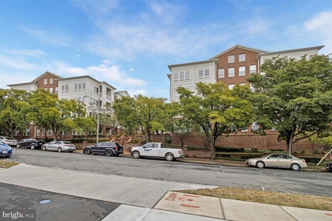 Building Photo - 801 S Greenbrier St