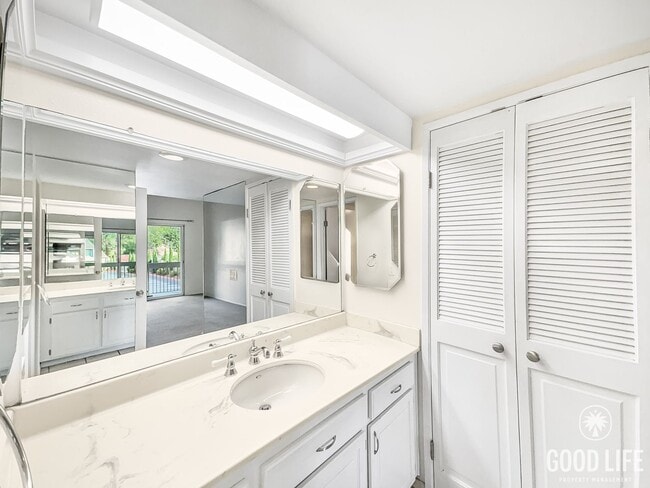 Building Photo - Beautiful 2B/2BA Townhouse with Attached 2...