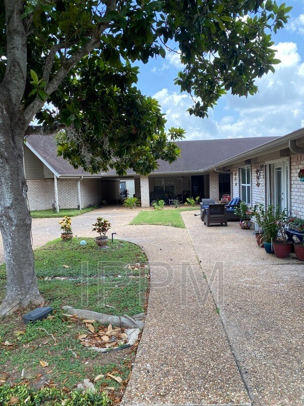 Building Photo - 1500 Palm Valley Dr W
