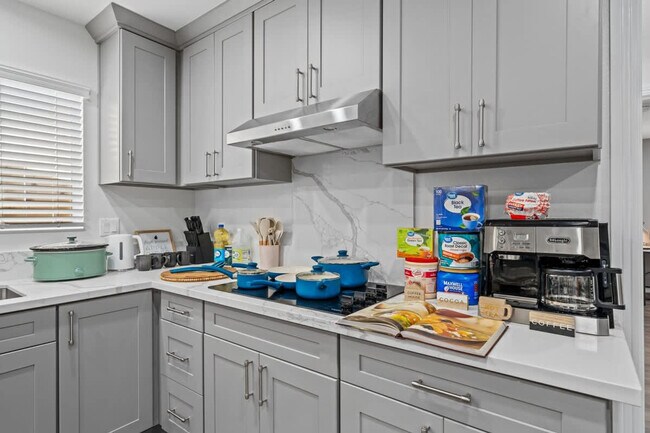 Building Photo - 10983 Parkdale Ave