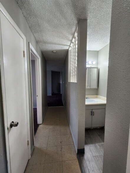 Building Photo - 1363 Mobile St