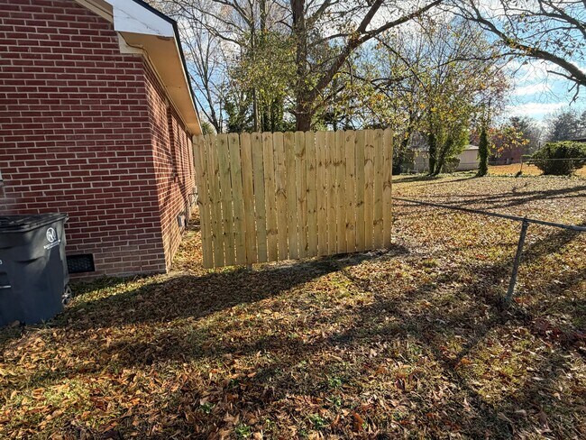 Building Photo - 2 Bedroom Brick House, Covered Porch, Hardwood floors, Central HVAC