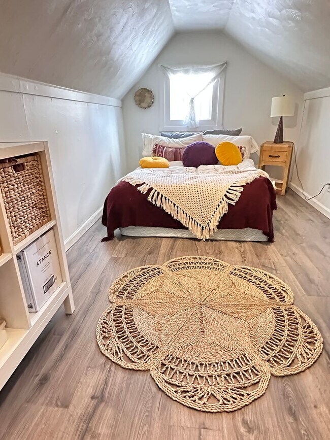 Building Photo - Charming 3 Bedroom 2 Bath home in White Sa...
