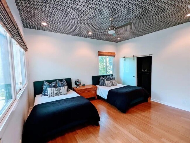 Building Photo - 3002 Hillview Rd