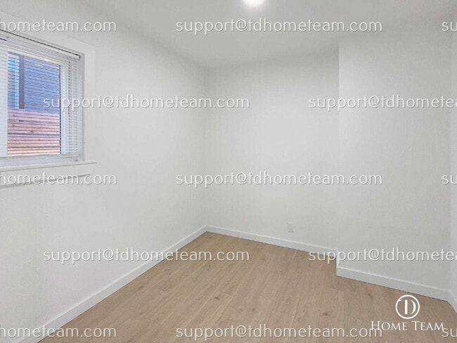 Building Photo - "Charming 3-Bed, 2-Bath Oasis in Seattle's Heart – Cozy 1040 Sq Ft Haven!"