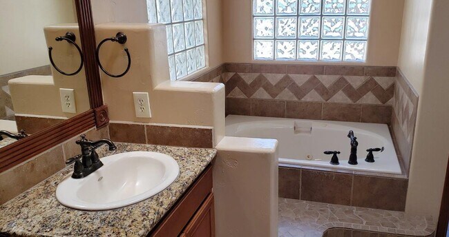 Building Photo - Beautiful Home in Sonoma Ranch with Amazin...