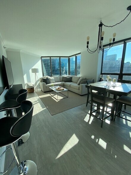 Building Photo - 400 N La Salle Dr