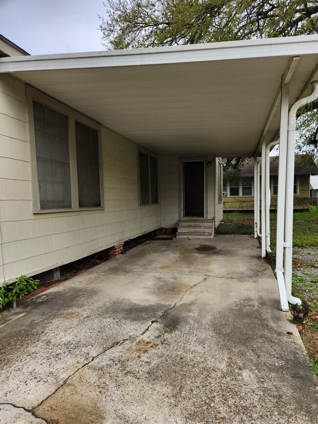 Building Photo - 239 West Dr