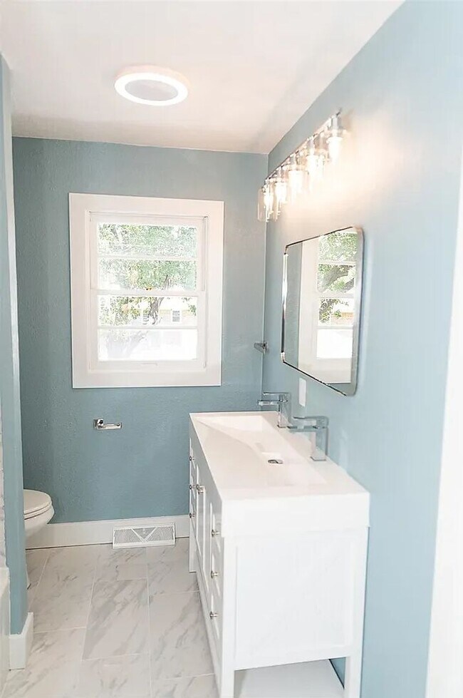 Building Photo - Spacious 4-Bedroom / 2-Bath Home in Wichit...