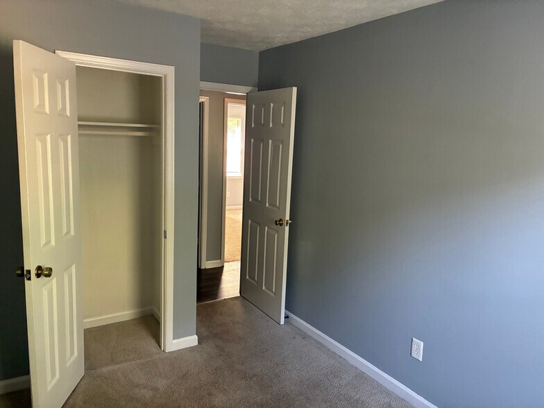 Building Photo - Room in House on Feather Dr