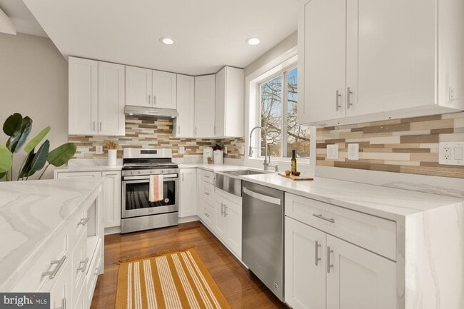 Building Photo - 2228 Kearny St NE