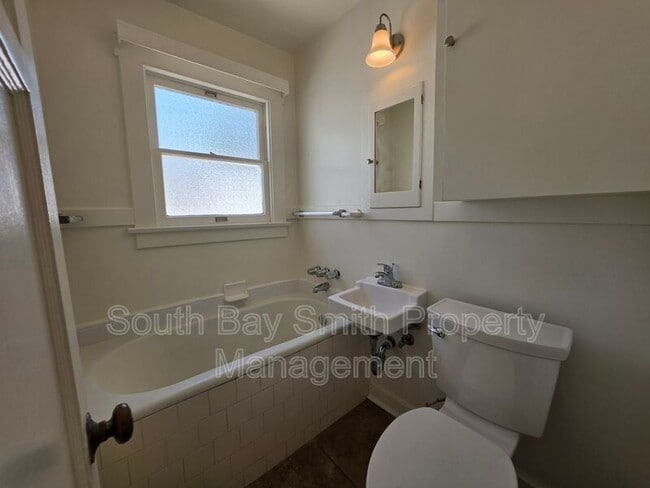 Building Photo - 57 7th Ct