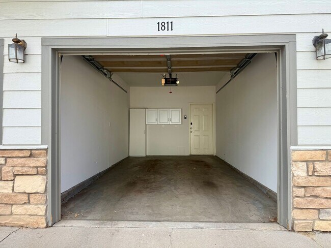 Building Photo - Spacious, Updated 2BR / 2 BA Condo in Gated Community!