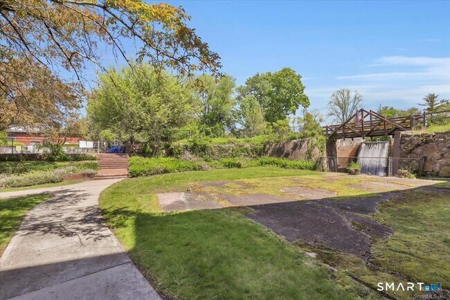 Building Photo - 222 Williams St E