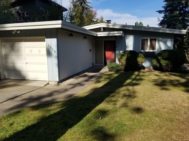 Building Photo - Stunning 3 bed, 2 bath home in historic Ro...